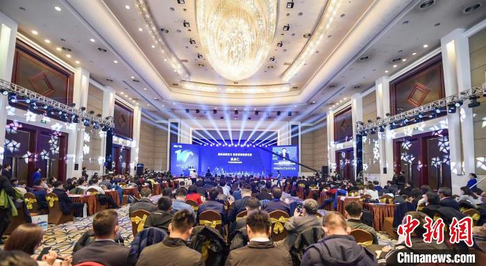 27日下午，“2020能源轉型論壇暨第十屆全球新能源企業500強峰會”在山西太原舉行?！吨袊茉磮蟆飞绻﹫D 圖 攝