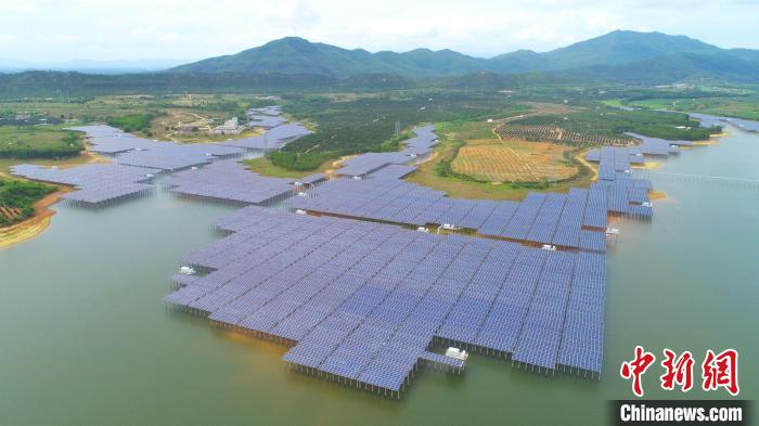 南方電網公司做好新能源配套電網規劃建設和電源接入，圖為位于廣東陽江的水庫光伏發電站?！∷{旺 攝