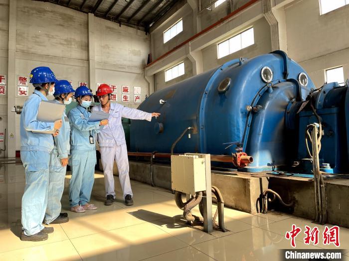 南方電網工作人員在貴港理昂生物質發電有限公司開展安全用電檢查工作。 韋振宏 攝