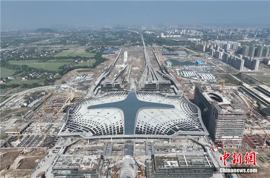 2022年4月，航拍杭州西站屋頂?shù)墓夥M件。杭州西站光伏發(fā)電項(xiàng)目面積1.5萬(wàn)平方米，建成后預(yù)計(jì)年均發(fā)電量達(dá)231萬(wàn)度，每年可節(jié)約標(biāo)準(zhǔn)煤830余噸，減少二氧化碳排放量2300余噸。中新社記者 王剛 攝