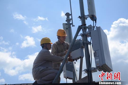 技術人員對220千伏列西變電站5G共享基站進行調試。三明供電供圖